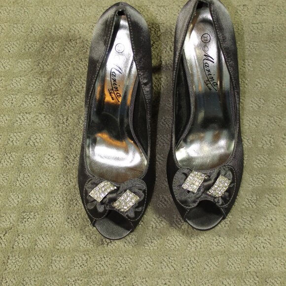 Maxina Women's Size 8.5 Grey Satin Bling Bow 3.5" Heels - Picture 2 of 7